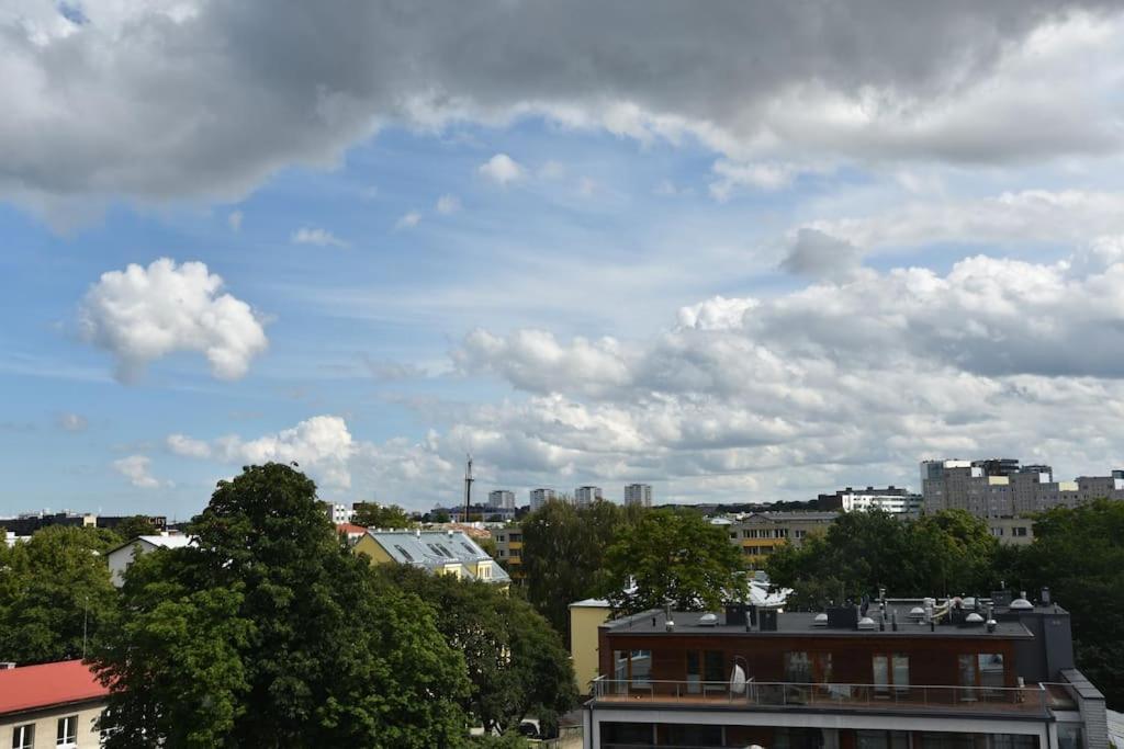 Kahe Magamistoaga Ja Suure Elutoaga 3-toaline Korter Vaatega Tallinna Aerikeskusele * Tallinn